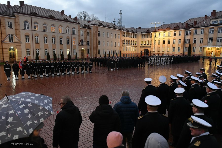 Żołnierze Marynarki Wojennej zgromadzeni na placu apelowym.