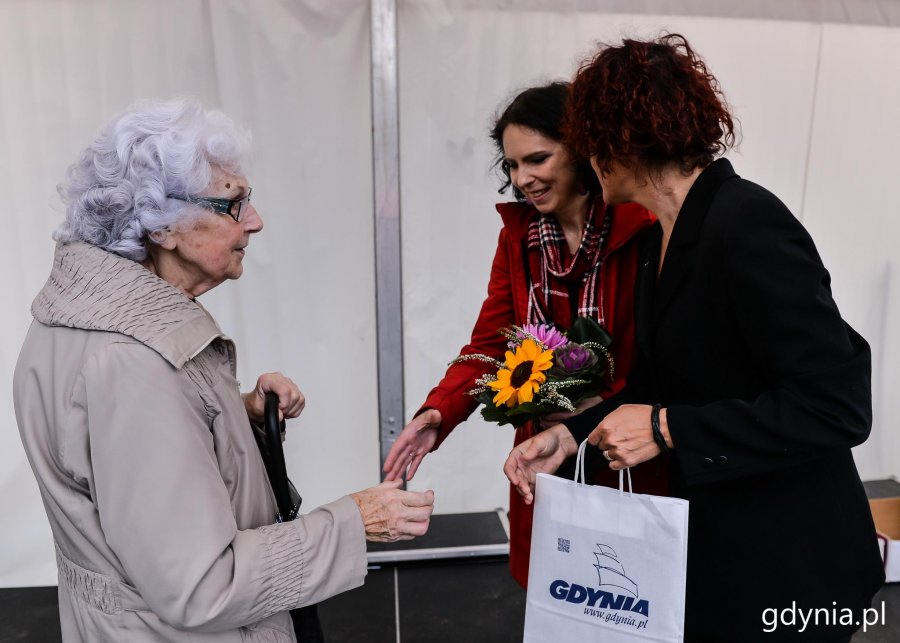 Laureaci konkursu "Gdynia w Kwiatach" odebrali z rąk przewodniczącej Rady Miasta Joanny Zielińskiej nagrody i wyróżnienia // fot. Przemysła Świderski