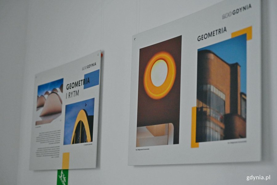 Plansze będące elementami wystawy &bdquo;Gdynia Miasto Modernizmu&rdquo; prezentowanej w Galerii Ratusz na pierwszym piętrze gł&oacute;wnego budynku Urzędu Miasta Gdyni 