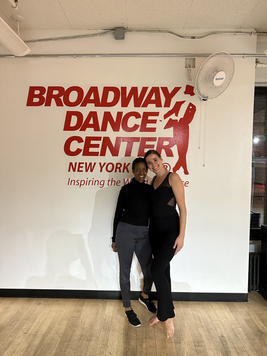 Dwie kobiety na tle napisu w sali gimnastycznej Broadway Dance Center.