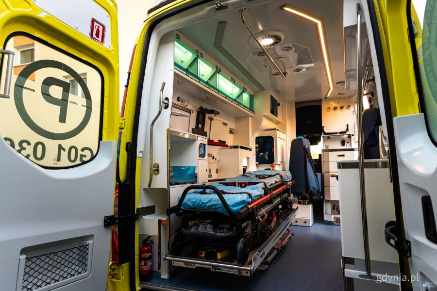 Nowy ambulans zakupiony na potrzeby Miejskiej Stacji Pogotowia Ratunkowego w Gdyni (fot. Kamil Złoch)