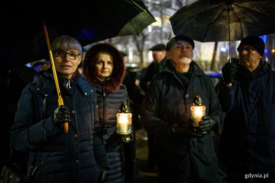 W Gdyni uczczono pamięć o ofiarach stanu wojennego. Na zdjęciu przedstawiciele gdyńskiego samorządu z prezydentem Wojciechem Szczurkiem na czele // fot. Dawid Linkowski