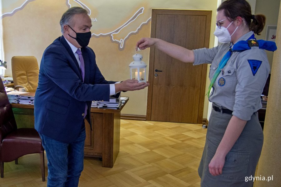 Jedna z harcerek przekazuje Betlejemskie Światło Pokoju prezydentowi Gdyni Wojciechowi Szczurkowi // fot. Sławomir Okoń