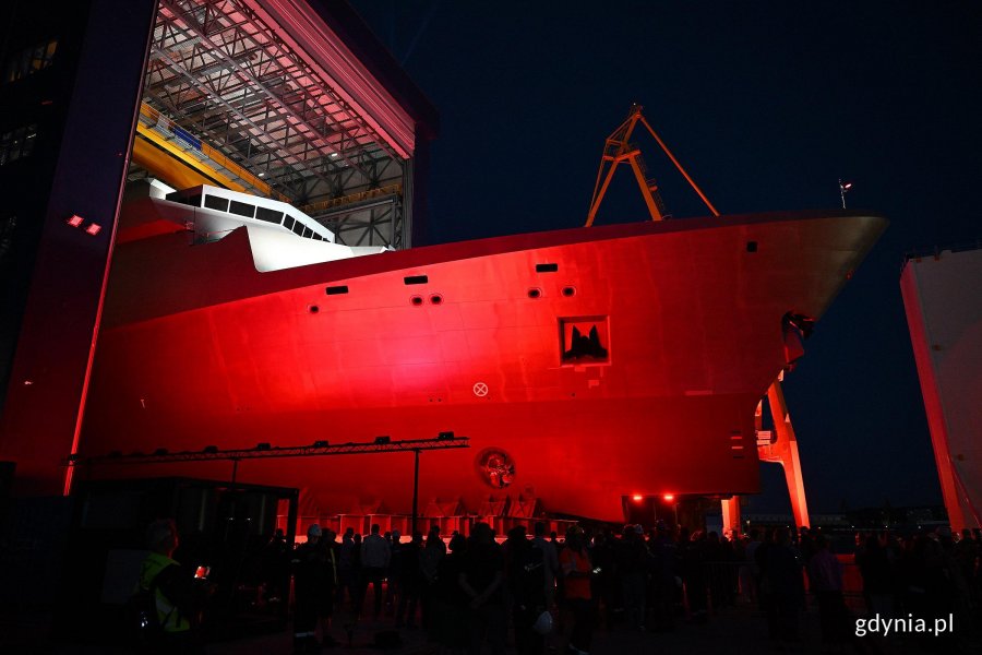 Roll-out Wichra.  Kadłub pierwszego &bdquo;Miecznika&rdquo; opuścił Halę Kadłubową w PGZ Stoczni Wojennej. (fot. Michał Puszczewicz/gdynia.pl)