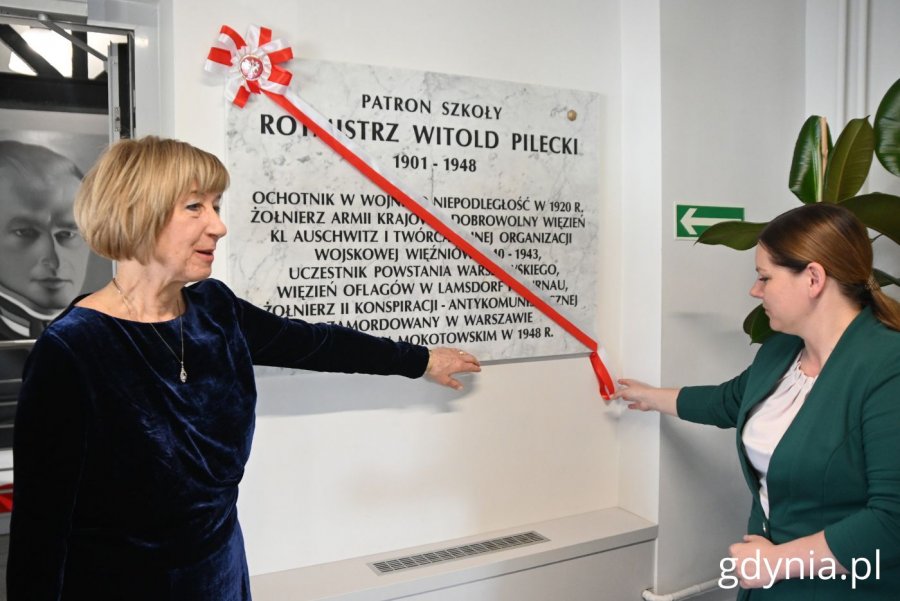 Odsłonięcie tablicy upamiętniającej patrona Rotmistrza Witolda Pileckiego. Na zdjęciu (od lewej): dyrektorka Zespołu Szkół Ekonomiczno-Administracyjnych Anna Marlewska i prezydent Gdyni Aleksandra Kosiorek (fot. Magdalena Starnawska)