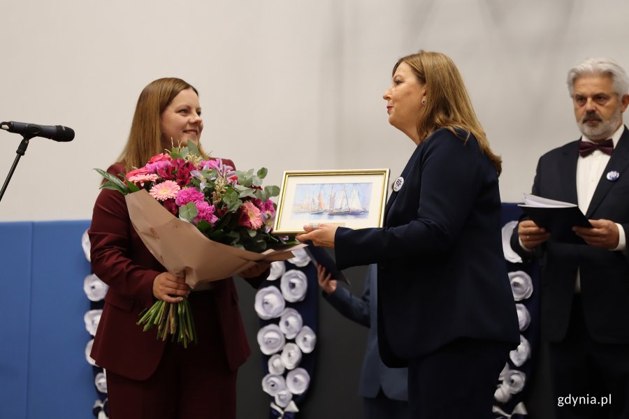Jubileusz 80-lecia SP 17 w Gdyni, na zdjęciu od lewej: Prezydent Miasta Gdyni Aleksandra Kosiorek i Dyrektorka SP 17 Monika Małyszko (fot. Katarzyna Balcerzak)