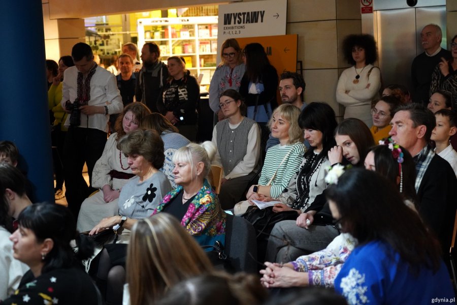 Uczestnicy wydarzenia, wśr&oacute;d nich m.in. Iwona Tanewska, naczelniczka Wydziału Edukacji UMG 