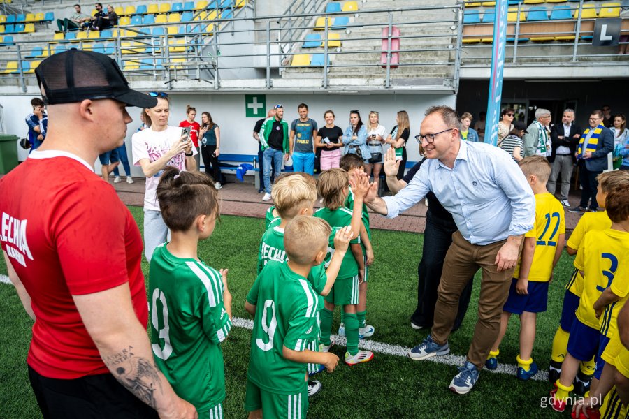 Marcin Skwierawski gratuluje młodym zawodnikom Lechii Gdańsk (fot. Kamil Złoch)