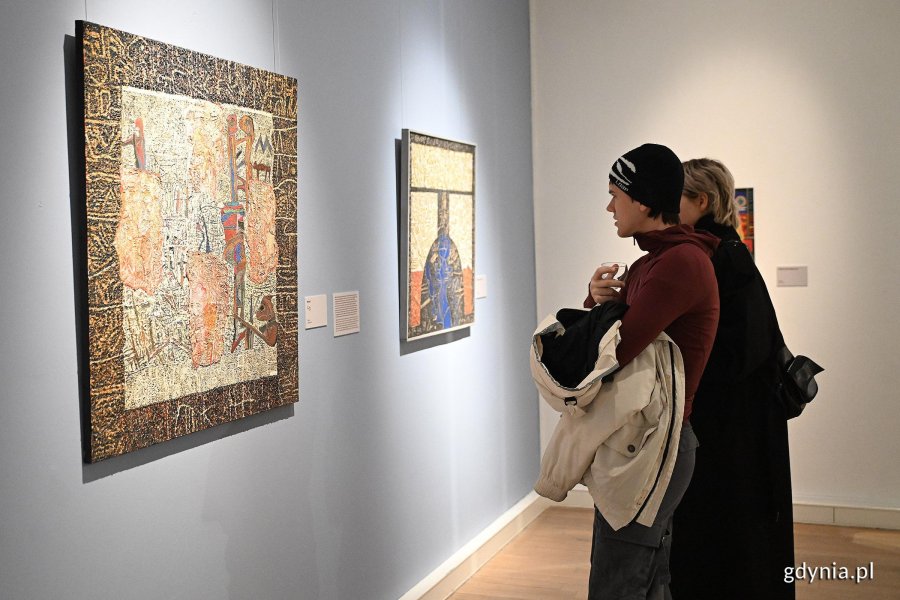 Uczestnicy wernisażu wystawy Janusza Osickiego &bdquo;Ciągłość w procesie&rdquo;