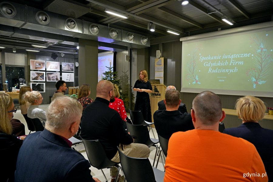 Wiceprezydentka Gdyni Oktawia Gorzeńska przemawiająca podczas spotkania świątecznego gdyńskich firm rodzinnych 