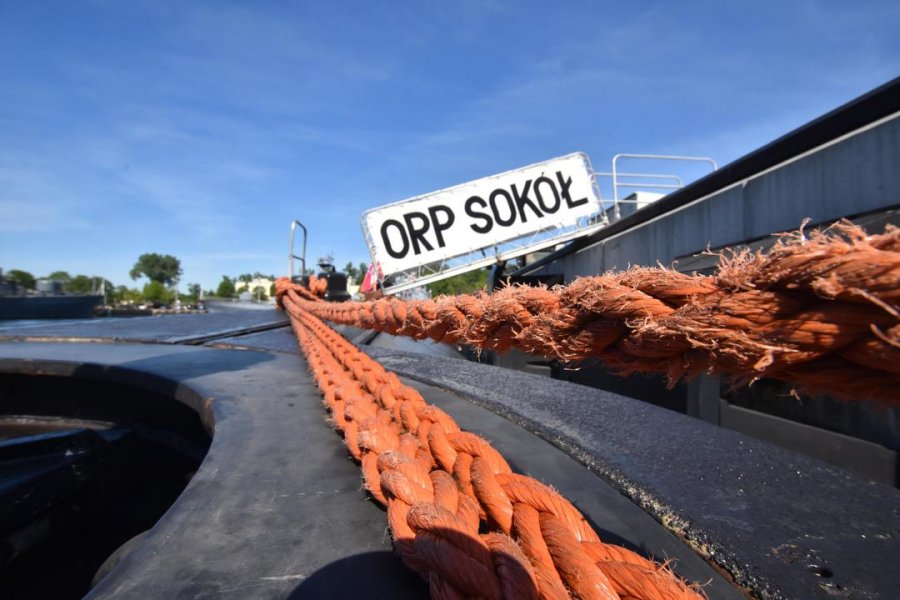 Ostatnie opuszczenie bandery na okręcie podwodnym ORP Sokół // fot. Lechosław Dzierżak