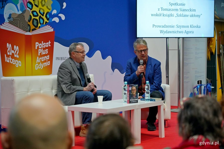 Tomasz Sianecki w rozmowie z Szymonem Kloską podczas Targ&oacute;w Książki w Gdyni 
