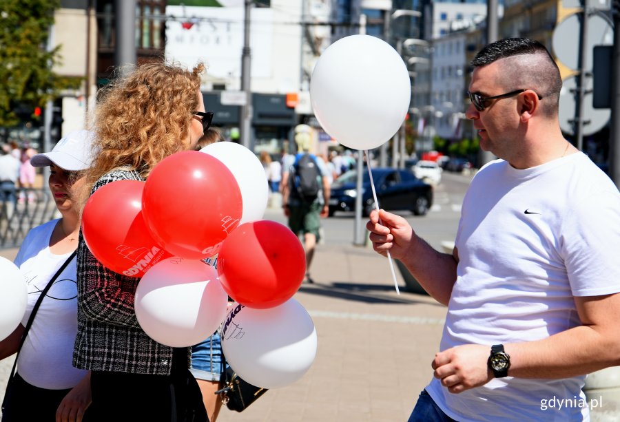 Gdynianie w południe odśpiewali wspólnie hymn przy InfoBoksie, fot. Kamil Złoch