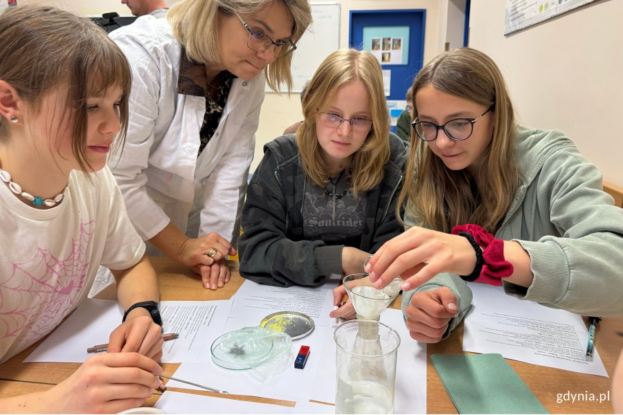 Szkolny Festiwal Nauki w Gdyni w SP 17, na zdjęciu młodzież podczas warsztatów z chemii (fot. Katarzyna Balcerzak)