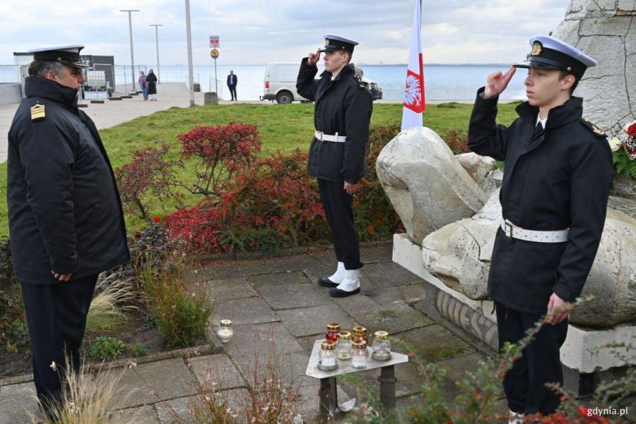Pamięć o ludziach morza uczczono pod Pomnikiem &bdquo;Tym, co odeszli na wieczną wachtę&rdquo; na Bulwarze Nadmorskim. Na zdjęciu: prof. dr hab. inż. kpt. ż.w. Adam Weintrit 