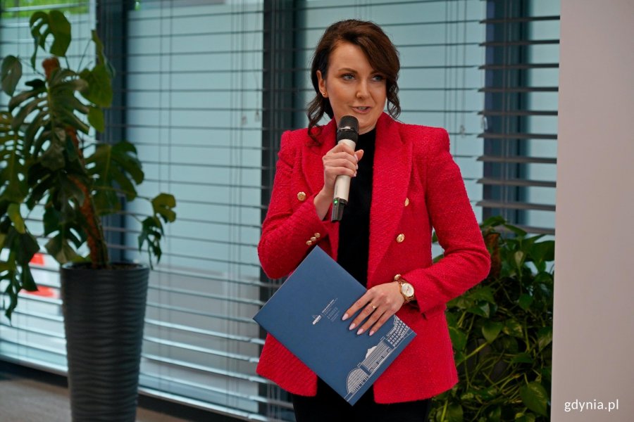 Malwina Albińska z ABSL Tricity przemawiająca podczas posiedzenia Gdyńskiej Rady Dialogu Gospodarczego 