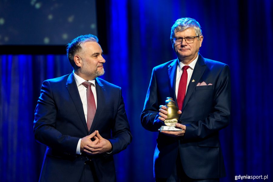 XXVII Gala Gdyńskiego Sportu w Teatrze Muzycznym w Gdyni. Dyrektor GCS Paweł Brutel (z lewej) z odbierającym nagrodę dla Sportowej Imprezy Roku 2025 (fot. Gdyńskie Centrum Sportu)