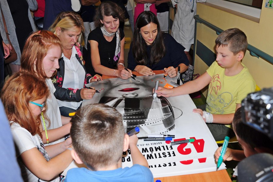 Wiceprezydent Gdyni Katarzyna Gruszecka-Spychała oraz gwiazdy kina odwiedziły dzieci w gdyńskim szpitalu, fot. Michał Kowalski