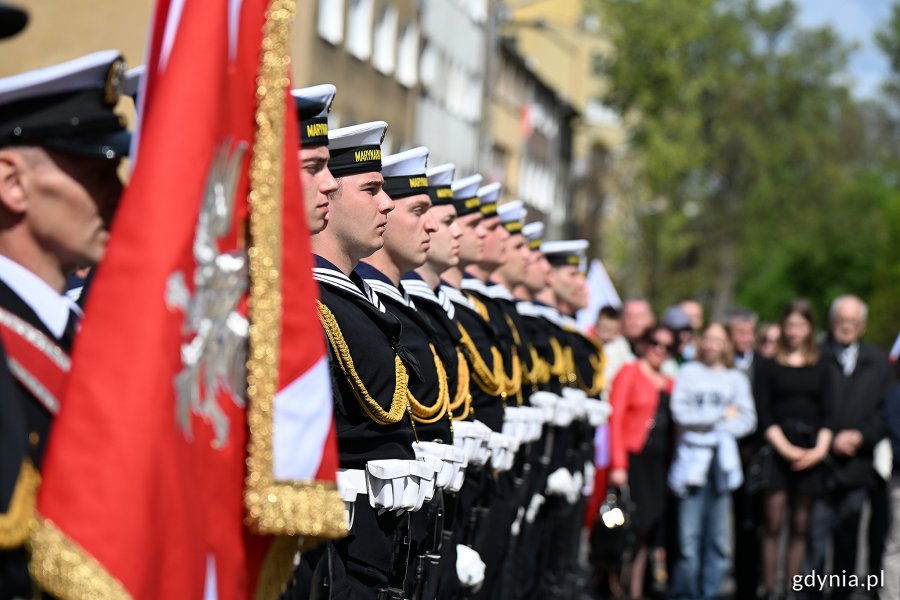 Żołnierze Kompanii Reprezentacyjnej Marynarki Wojennej w galowych mundurach ustawieni w szeregu podczas uroczystości z okazji Święta Narodowego Trzeciego Maja