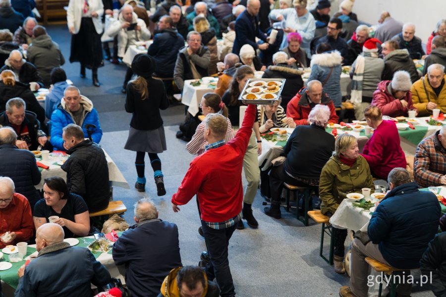 Uczestnicy gdyńskiej wigilii dla samotnych i potrzebujących przy świątecznych stołach