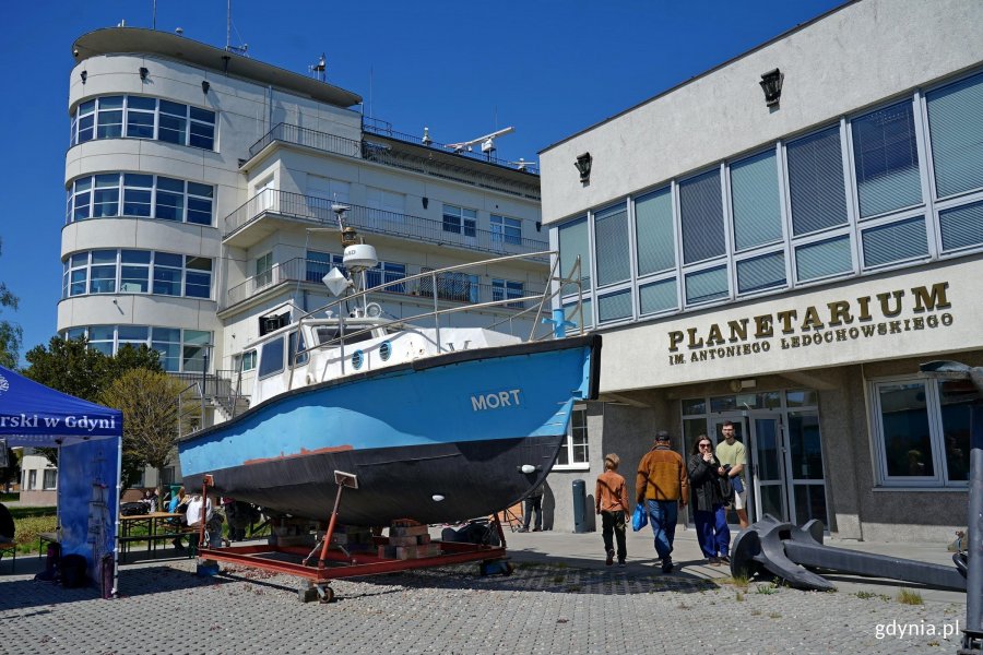 W ramach otwarcia sezonu Ośrodka Żeglarstwa i Sport&oacute;w Wodnych Uniwersytetu Morskiego udostępniono Planetarium im. A. Led&oacute;chowskiego 