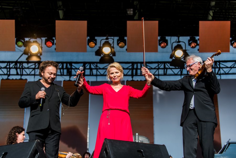 Koncert upamiętniający 30.rocznicę wizyty Jana Pawła II w Gdyni.Na zdjęciu Mietek Szcześniak, Anna Jurksztowicz i Krzesimir Dębski. //fot. Dawid Linkowski