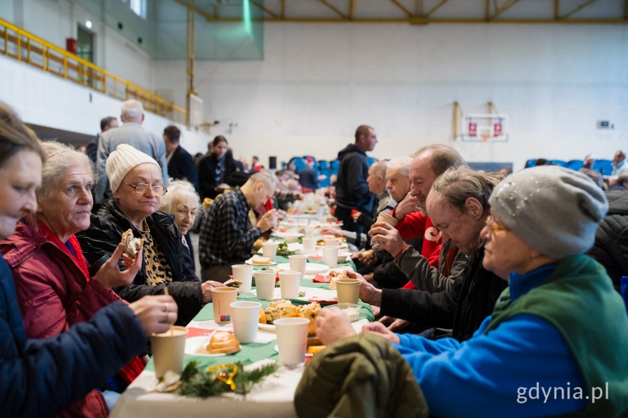 Uczestnicy gdyńskiej wigilii dla samotnych i potrzebujących przy świątecznych stołach 