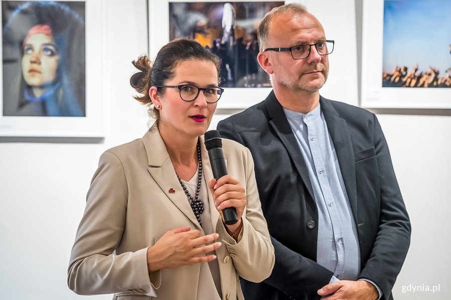 5 września w Ratuszu Staromiejskim w Gdańsku odbył się wernisaż wystawy oraz uroczystość wręczenia nagród XXIII Pomorskiego Konkursu Fotografii Prasowej Gdańsk Press Photo 2019 im. Zbigniewa Kosycarza. Na zdjęciu Aleksandra Dulkiewicz, prezydent Gdańska, Michał Guć, wiceprezydent Gdyni  // fot. Dawid Linkowski