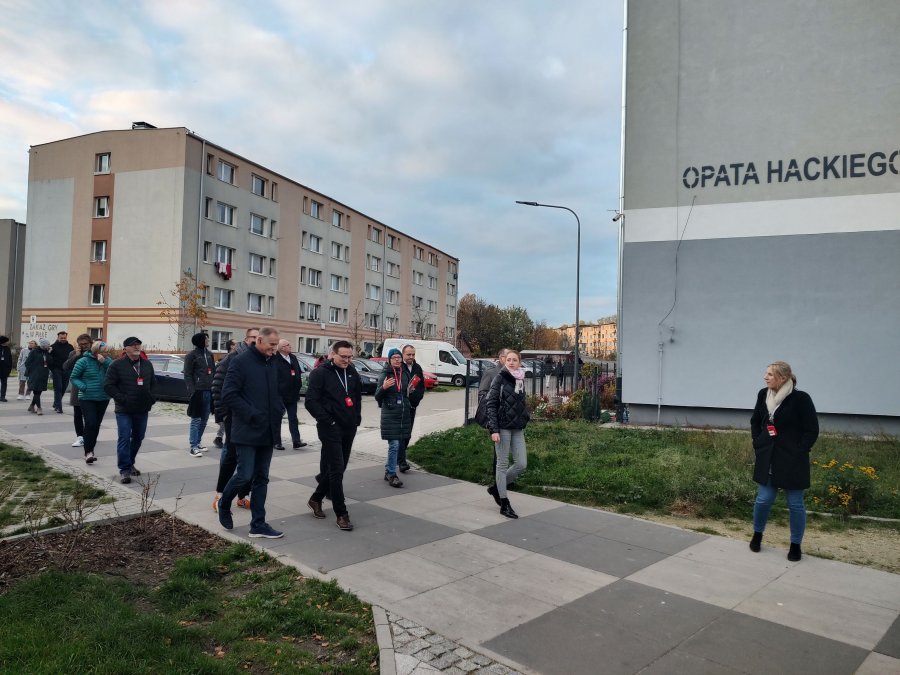 Spacer po zrewitalizowanym osiedlu Zamenhofa - Opata Hackiego // fot. Laboratorium Innowacji Społecznych