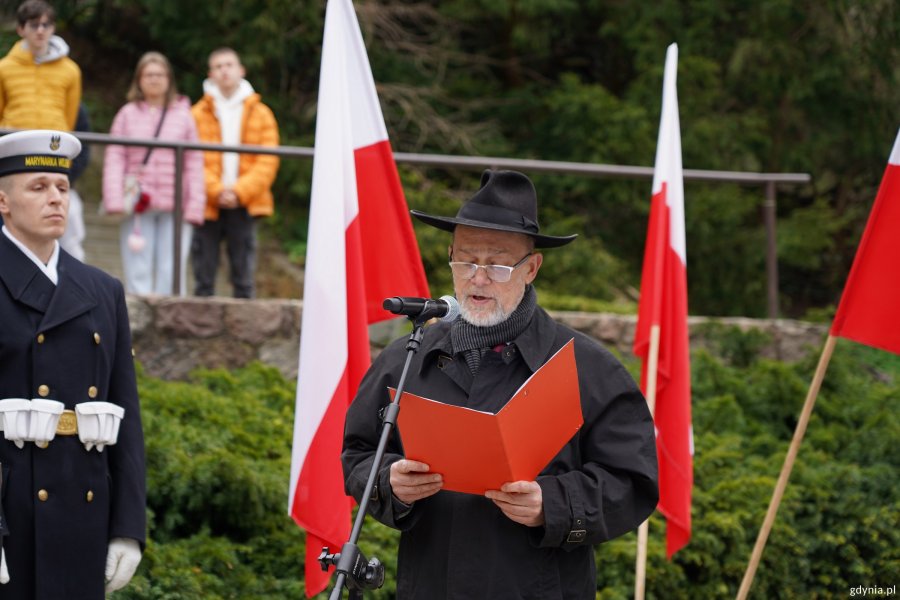 Michał Samet, przewodniczący Gminy Wyznaniowej Żydowskiej w Gdańsku podczas modlitwy