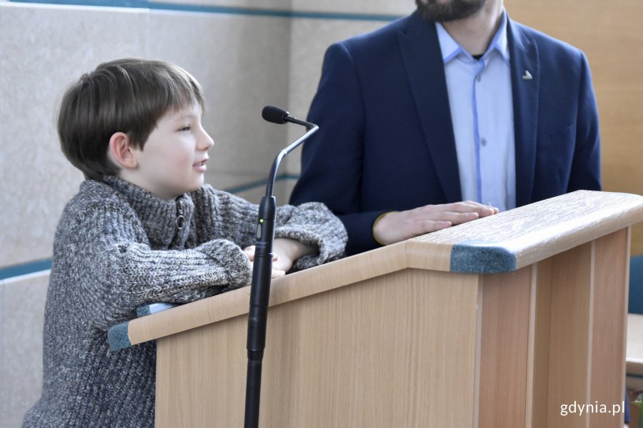 Podczas wizyty uczniowie mieli okazję spróbować swoich sił przy mównicy / fot. Paweł Kukla