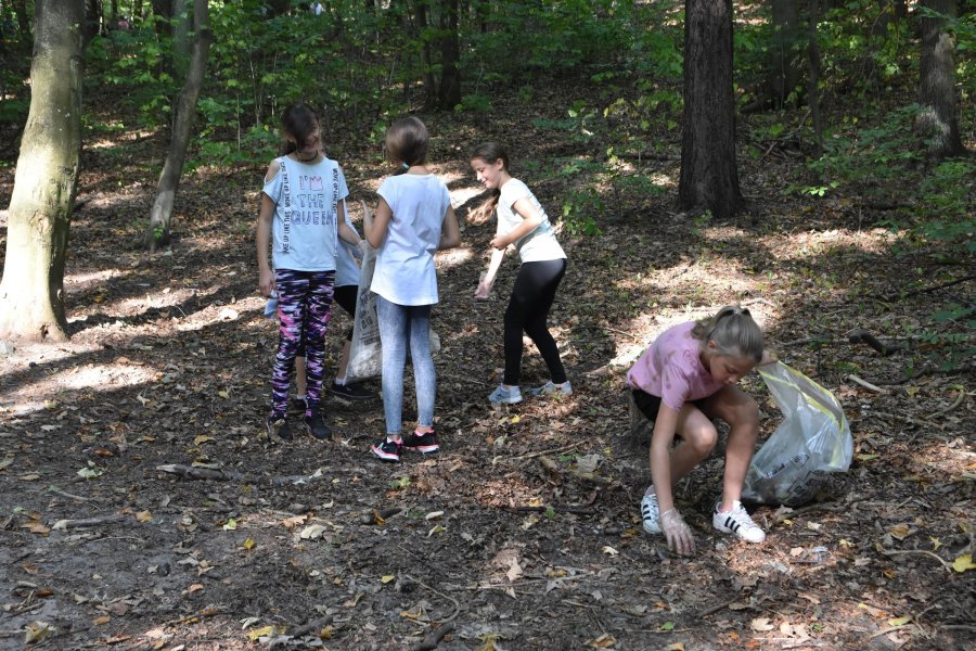 Uczniowie ze Szkoły Podstawowej nr 29 sprzątali las przy ul. Pelplińskiej w Gdyni // fot. Izabela Małkowska