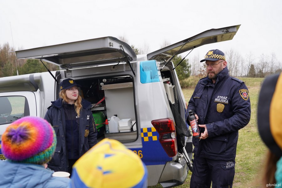 Strażnicy miejscy z EkoPatrolu opowiadają uczniom o pomaganiu dzikim zwierzętom