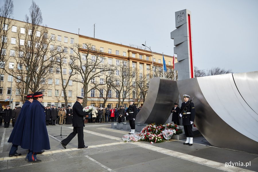 Uroczystości oficjalne pod pomnikiem Polski Morskiej z okazji 93. rocznicy nadania praw miejskich, fot. Dawid Linkowski