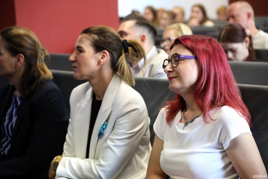 Na auli siedzą m.in. Urszula Kubicka-Formela, prezeska Fundacji Niebieski Szlak i Agnieszka Wawrzyniak, naczelnik Wydziału Dostępności Urzędu Miasta Gdyni