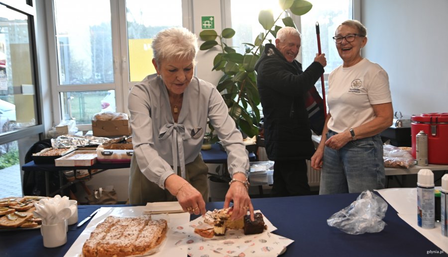 Dwie kobiety i mężczyzna kroją ciasta