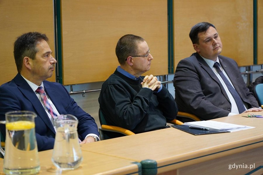 Na zdjęciu (od lewej): dyrektor ZKM Hubert Kołodziejski, Mariusz Horoń (ZKM) i Dyrektor Generalny Urzędu Łukasz Kobus, kt&oacute;rzy siedzą za stołem w sali obrad (fot. Karolina Szypelt)