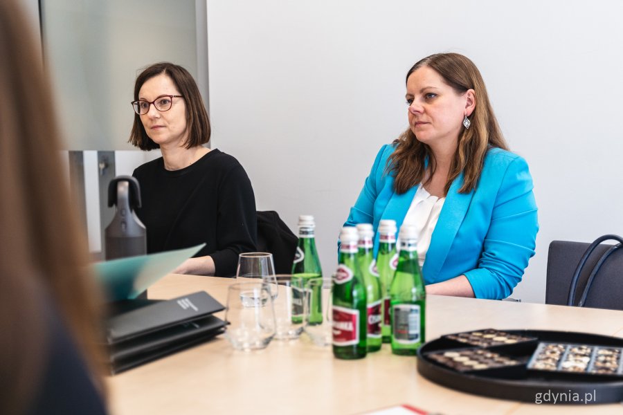 Prezydent Gdyni Aleksandra Kosiorek (z prawej) i zastępca naczelnika Wydziału Polityki Gospodarczej Urzędu Miasta Gdyni Justyna Patyk podczas spotkania z firmą Sealand Liquids (fot. Kamil Złoch)