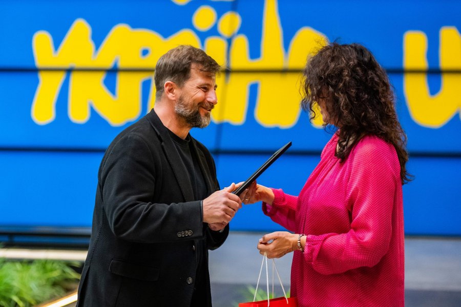 Ewa Jasińska &ndash; dyrektorka Wydziału Kultury Urzędu Miasta Sopotu wręcza wyr&oacute;żnienie fotoreporterowi Krzysztofowi Mystkowskiemu podczas gali Gdańsk Press Photo 2026