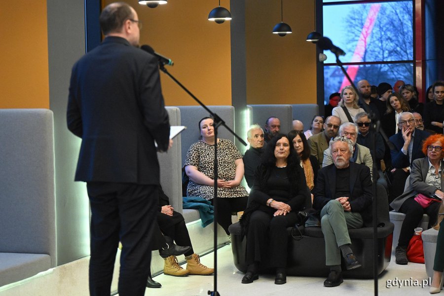 Na zdjęciu m.in.: profesor Janusz Osicki z małżonką i dyrektor zarządzający Mariusz Bzdęga