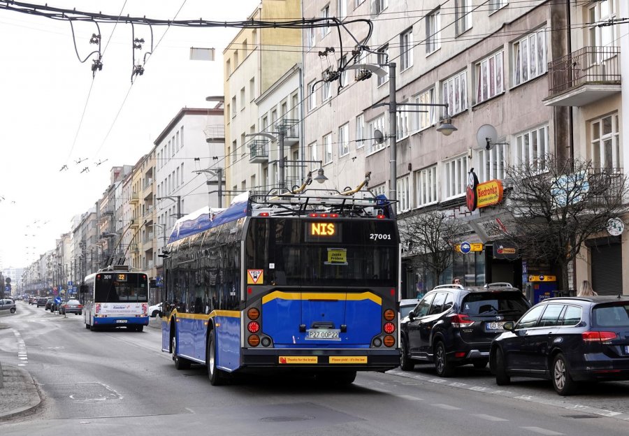 Niebieski trolejbus na ulicy