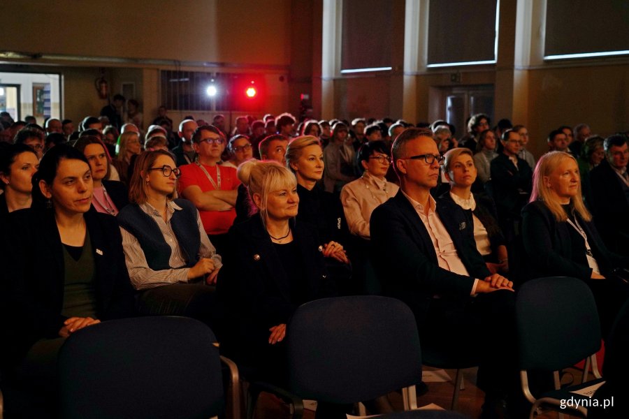 Wśr&oacute;d gości otwarcia finału XLIX Og&oacute;lnopolskiej Olimpiady Wiedzy Elektrycznej i Elektronicznej byli m.in. Beata Koniarska - radna Sejmiku Wojew&oacute;dztwa Pomorskiego i członkini zarządu PGZ Stoczni Wojennej, Iwona Tanewska - naczelniczka Wydziału Edukacji Urzędu Miasta Gdyni, Alicja Harackiewicz - dyrektorka Centrum Nauki Experyment 