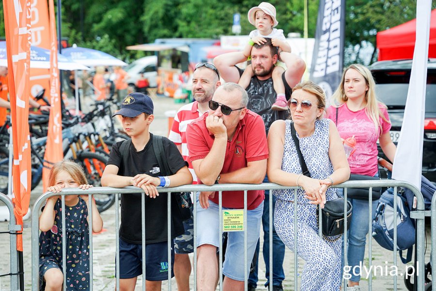 Uczestnicy 18. edycja Moto Safety Day oglądający pokazy