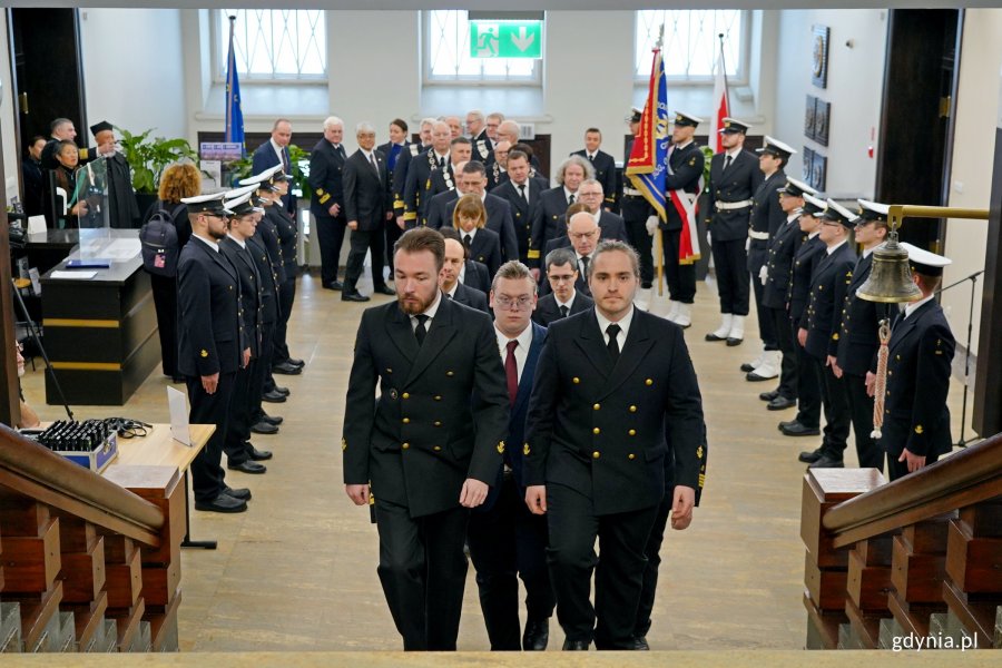 Społeczność akademicka Uniwersytetu Morskiego przed aulą w gł&oacute;wnym budynku Uniwersytetu Morskiego przed uroczystością nadania tytułu doktora honoris causa Uniwersytetu Morskiego dr. Sasakawie 