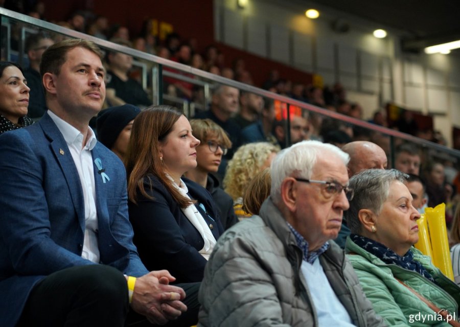 Na trybunach siedzą m.in. prezydent Aleksandra Kosiorek i prezes klubu AMW Arka Gdynia Bartłomiej Wołoszyn
