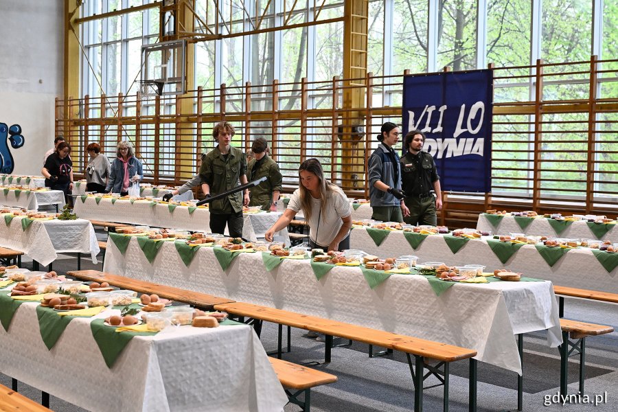 Przygotowania do wielkanocnego śniadania w sali Zespołu Sportowych Szkół Ogólnokształcących