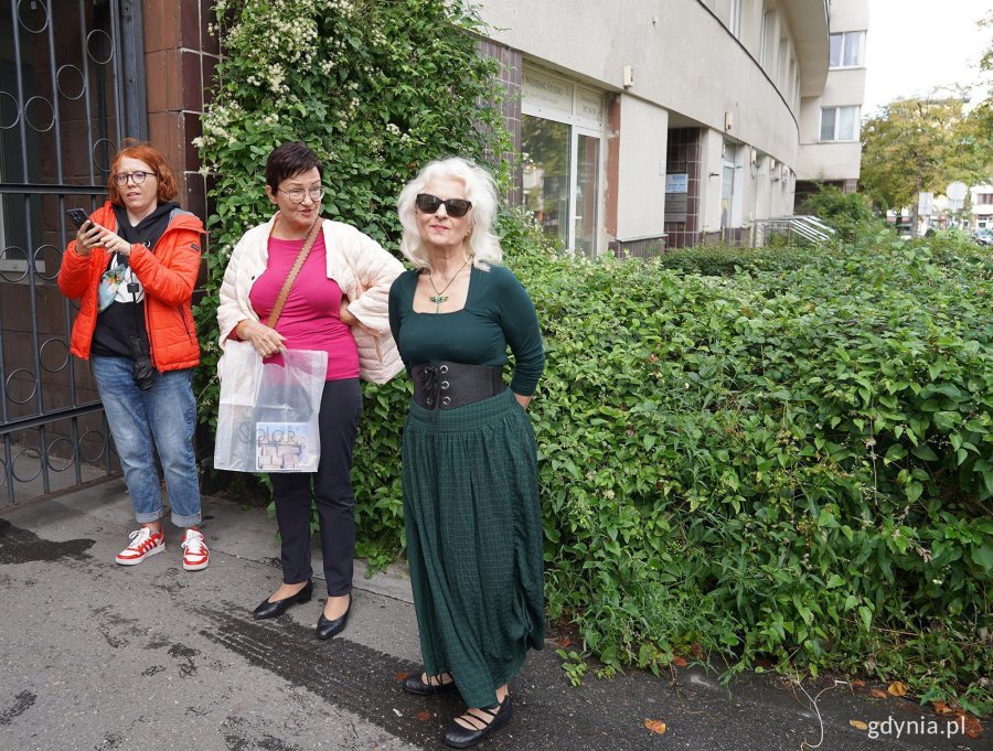 Na zdjęciu Iwona Gunia w zielonej sukience i zwiedzające