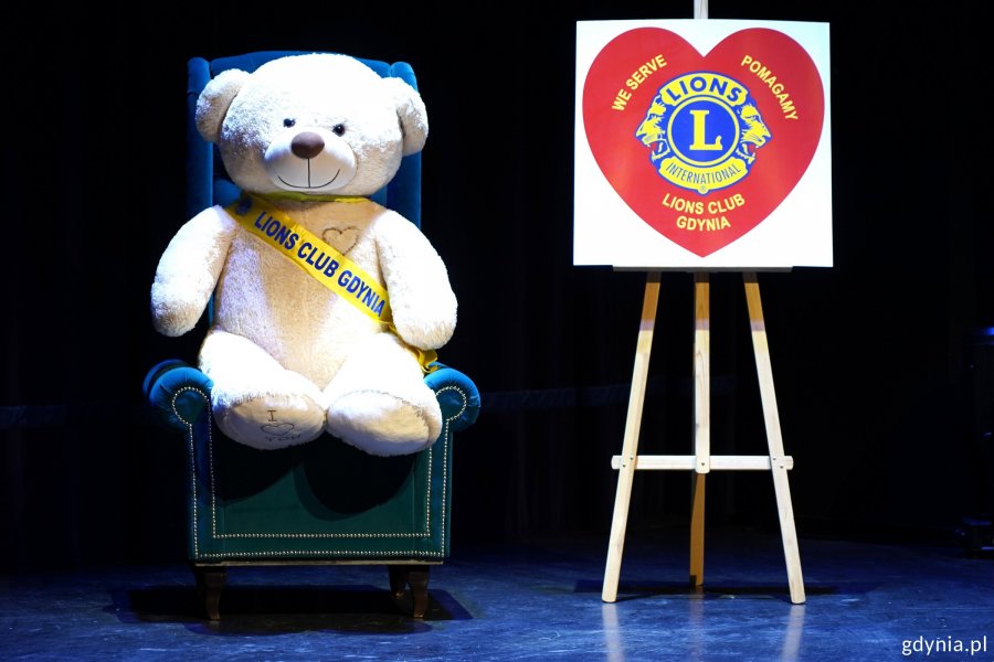 NA fotelu siedzi duży pluszowy miś, kt&oacute;ry potem został wylicytowany za 1000 zł