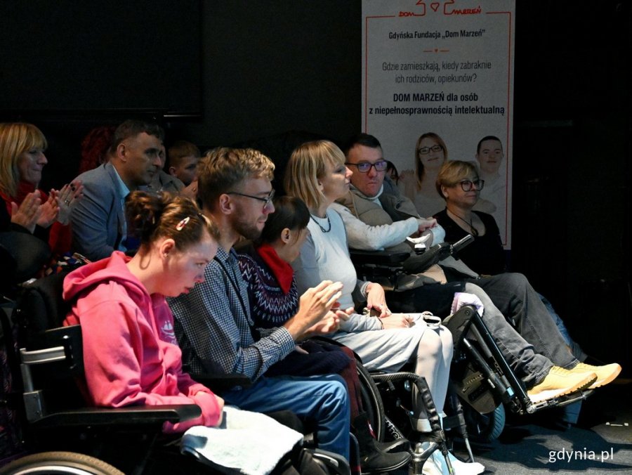 Uczestnicy II Gdyńskiego Forum Środowisk Działających na rzecz Osób z Niepełnosprawnościami podczas spotkania w Konsulacie Kultury. Wśród nich m.in. Beata Wachowiak-Zwara - pełnomocnik prezydenta Gdyni ds. osób z niepełnosprawnością (pierwsza z prawej w pierwszym rzędzie) i Magdalena Biegańska z Wydziału Dostępności Urzędu Miasta Gdyni (trzecia od prawej w pierwszym rzędzie)