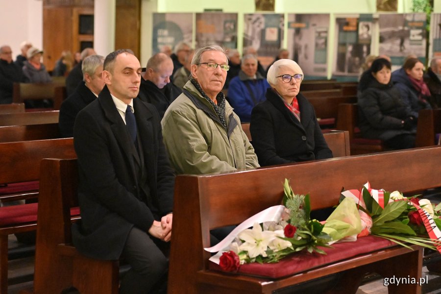 W uroczystościach 42. rocznicy wprowadzenia stanu wojennego wzięli udział m.in.: Joanna Zielińska - przewodnicząca Rady Miasta Gdyni, radny Zenon Roda oraz Grzegorz Kuleta z biura senatorskiego senatora Sławomira Rybickiego